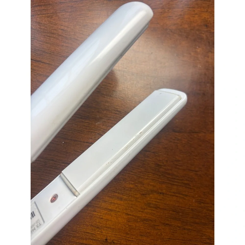 T3 SinglePass Professional 1 Inch Ceramic Flat Iron Hair Straightener White